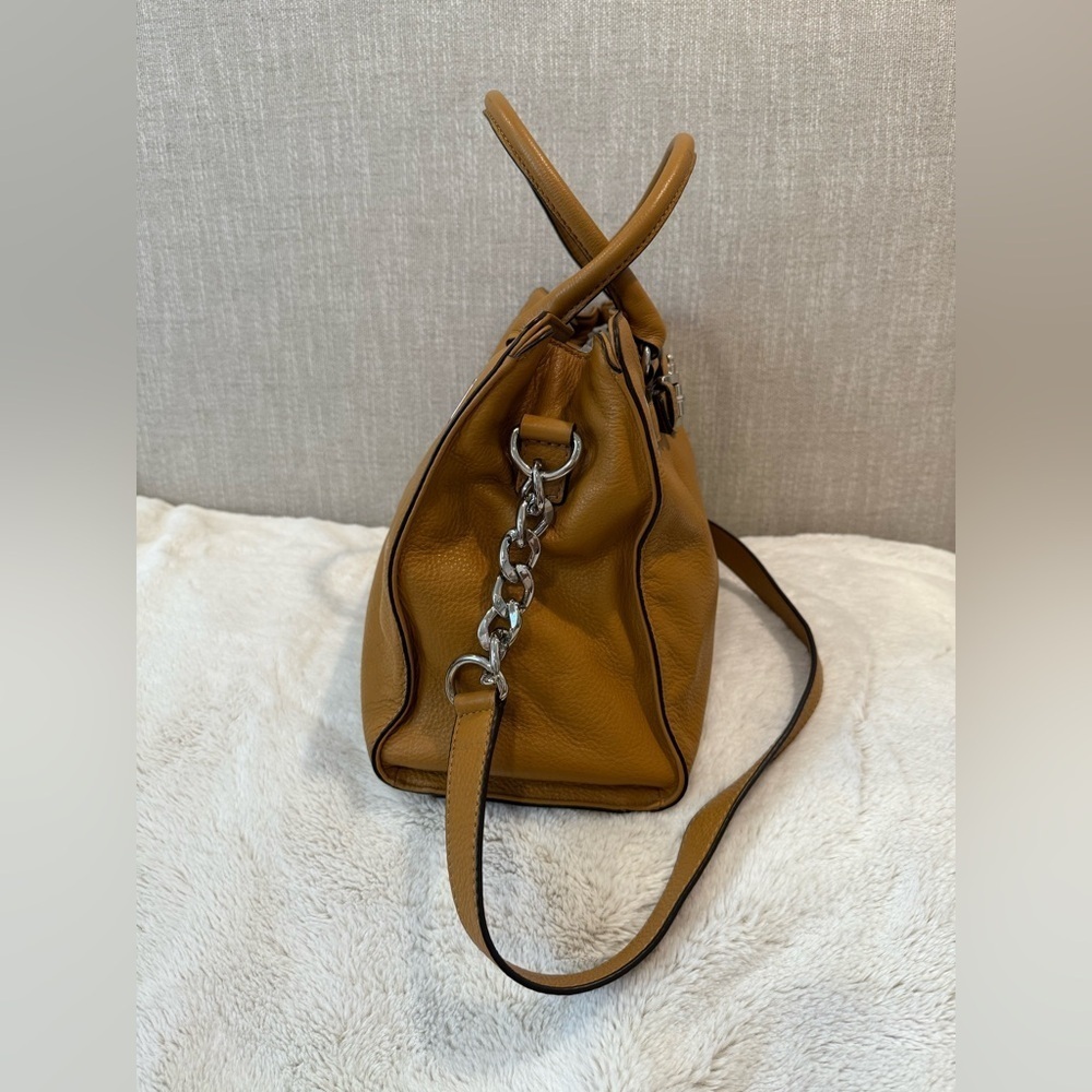 Michael Kors Hamilton Leather Satchel – Classic Elegance Meets Everyday Function - Picture 4 of 10